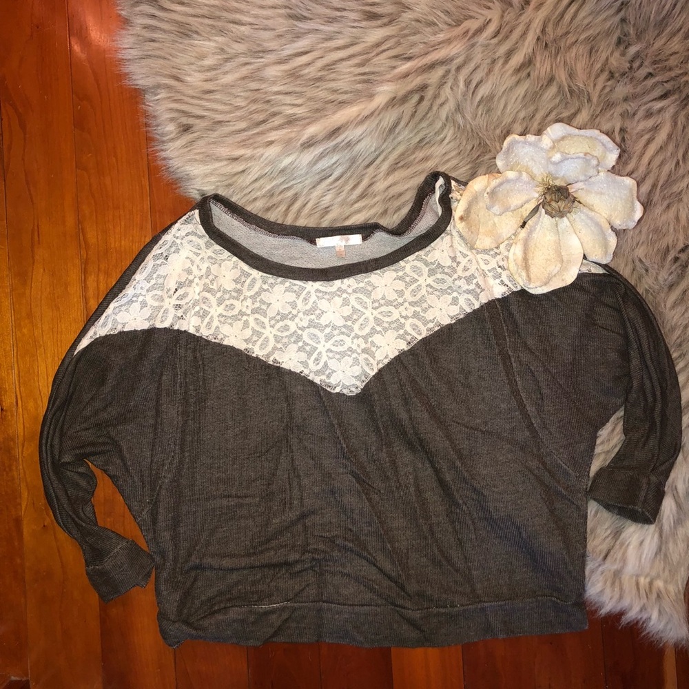 Beautiful top - Picture 2 of 7